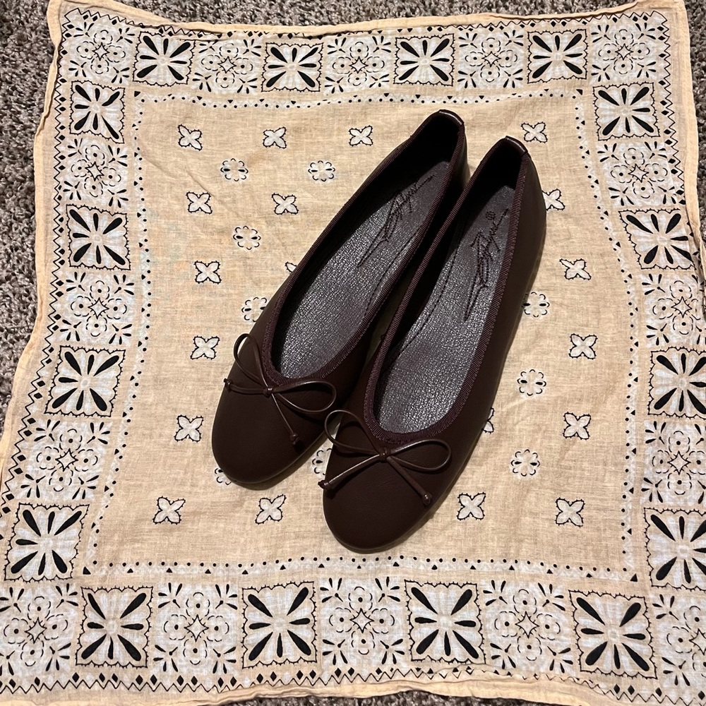 Women’s dark brown slim flats size 6.5